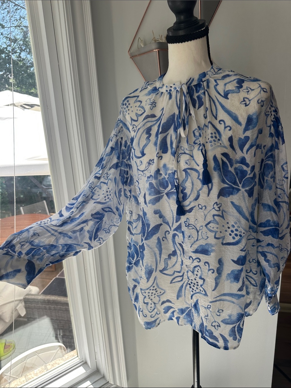 CECE NWT Gauze Flowy Blue White Floral Tie-Neck Blouse Shirt Top Size Small